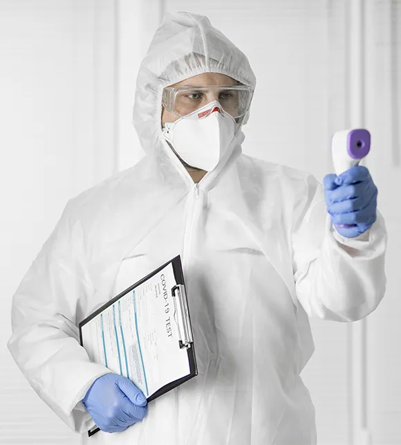 Technicien anti-nuisibles en intervention